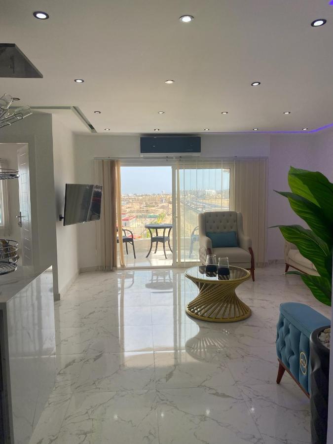 Blue Whale Front Centre Apartment *