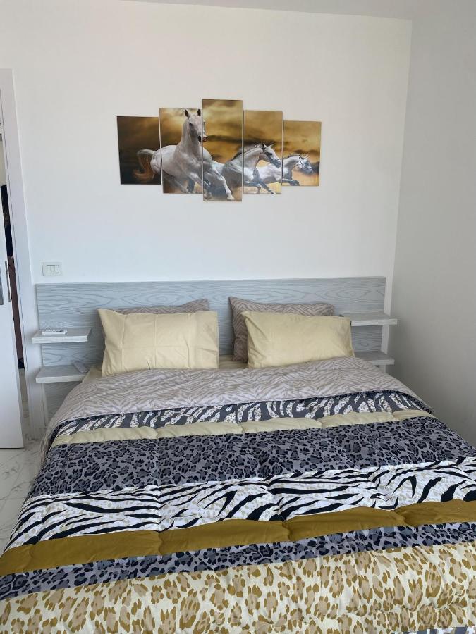 Blue Whale Front Centre Apartment *