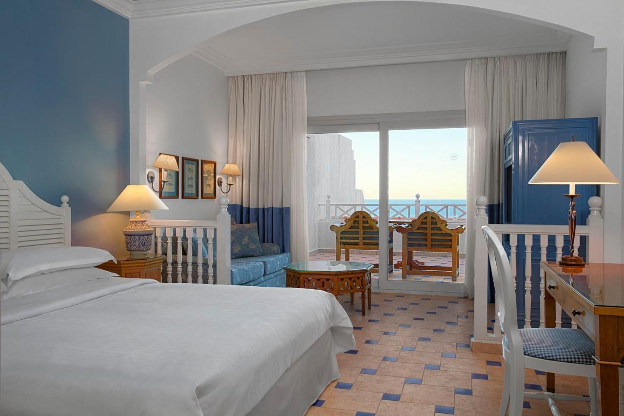 Sheraton Hotel, Resort, & 4*