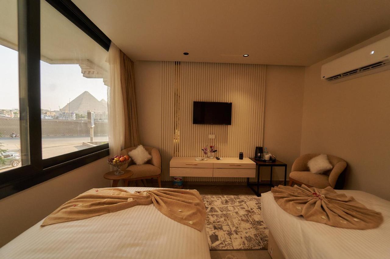 Gold's Pyramids Al Kawm al Akhdar