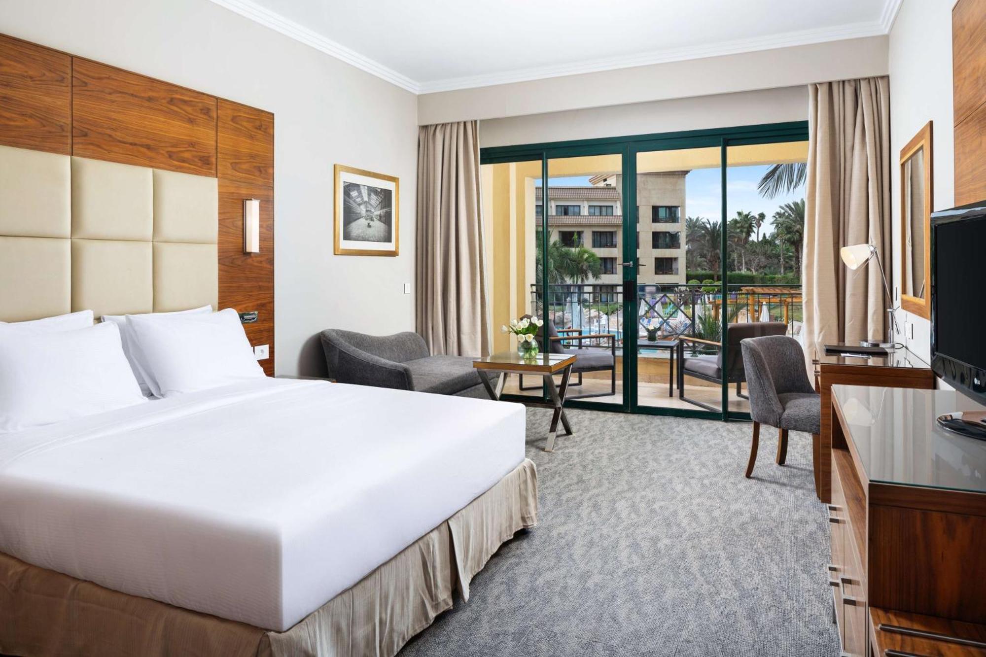 Hilton Pyramids Golf Resort 5*