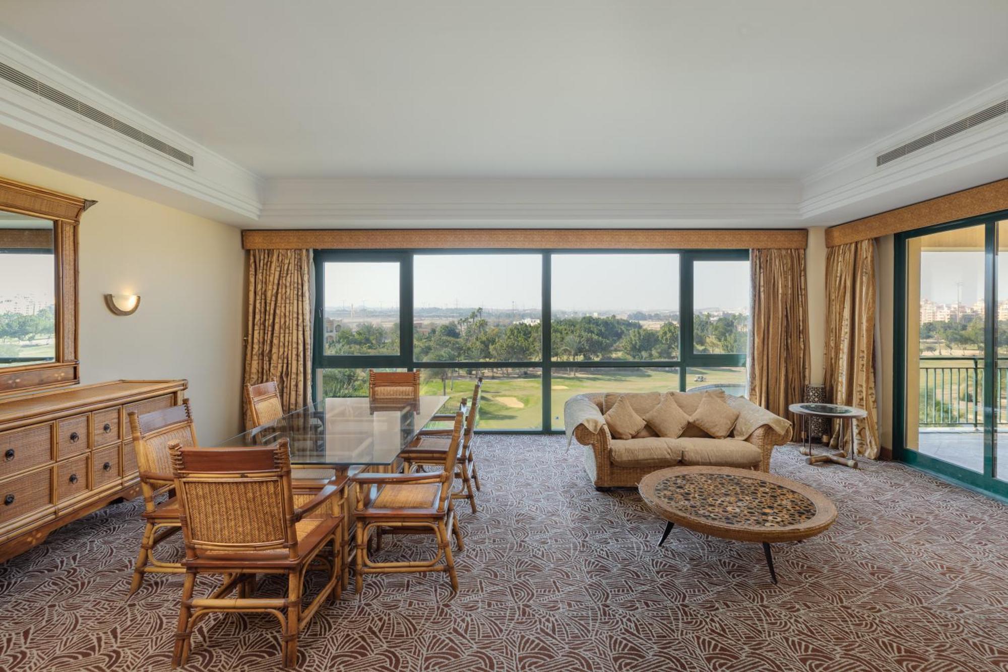 Hilton Pyramids Golf Resort 5*