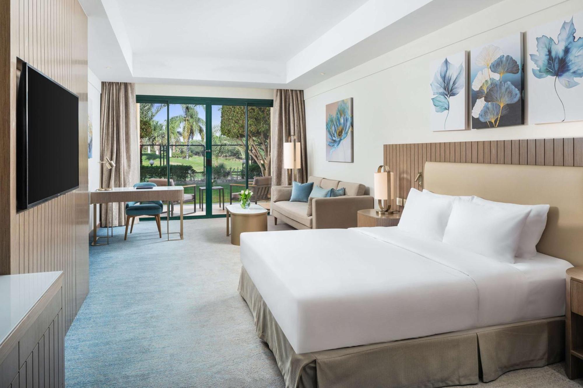 Hilton Pyramids Golf Resort 5*