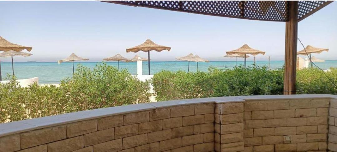 إطلالة مباشرة على البحر فندقي مكيف بحديقة خاصة راس سدر Holiday home *