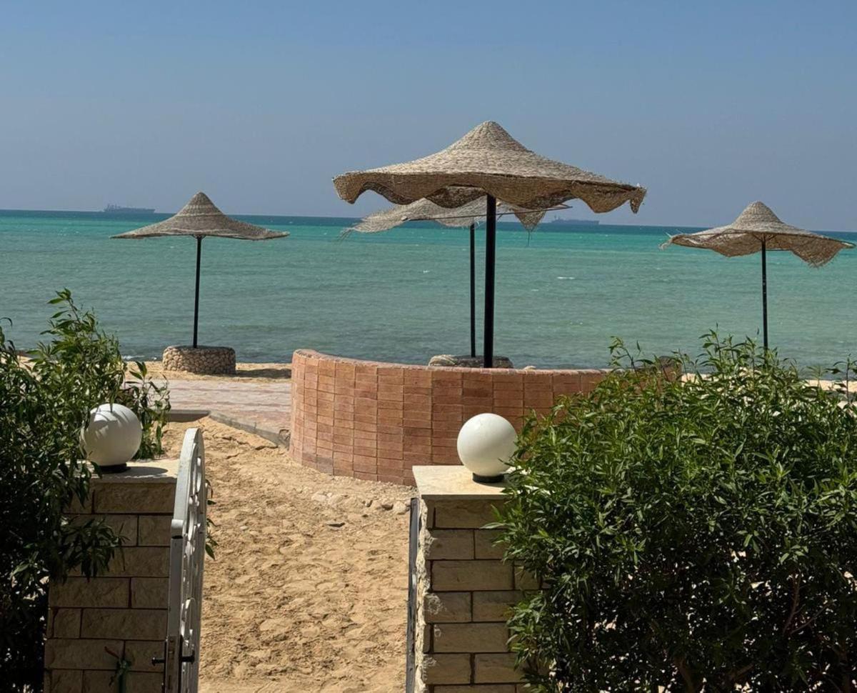 Holiday home إطلالة مباشرة على البحر فندقي مكيف بحديقة خاصة راس سدر *