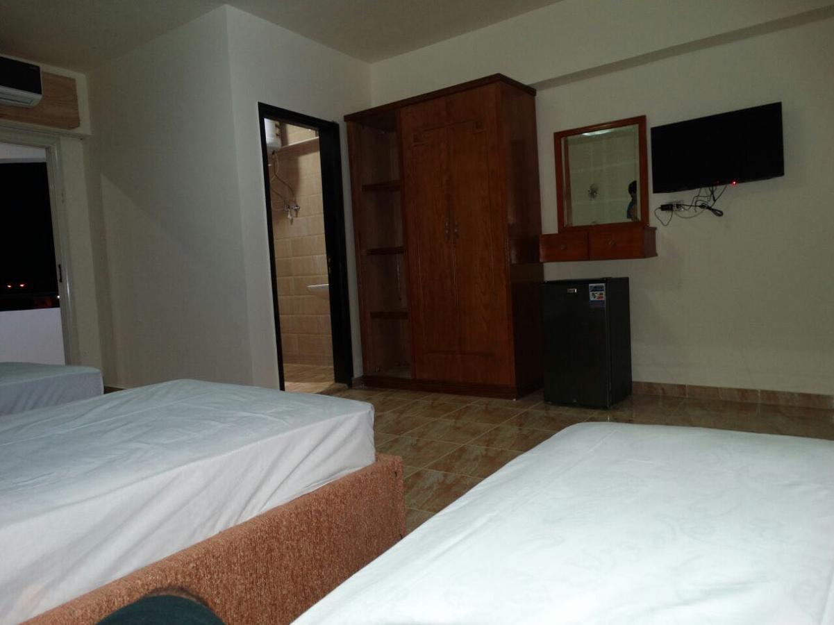 White House 3*