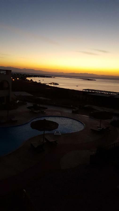 Half Moon - Sunny Dahab