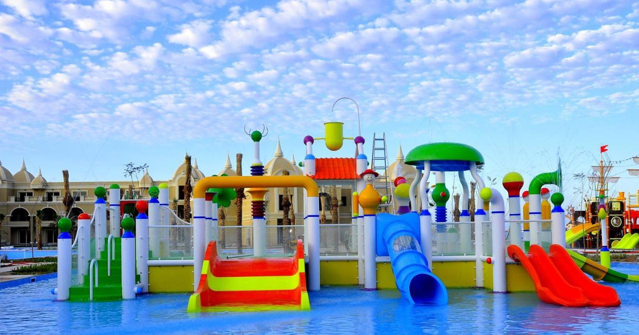 Titanic Royal-families And Couples Only Resort