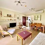 Cozy Family 3 Bedroom Apartment By The Sea