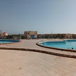 للإيجار في مطروح شاليه داخل قرية سياحية شاليه شايف البحر امتداد شاطئ الابيض البحر متاح لكن حمام السباحة هذا الصيف به أعمال صيانه 130