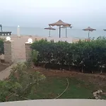 شاليه مكيف علي البحر صف أول بحديقة خاصة ومكيف بمنتجع براس سدر