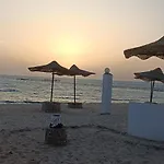 شاليه مكيف علي البحر صف أول بحديقة خاصة ومكيف بمنتجع براس سدر