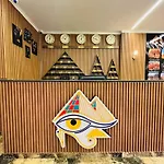 Shadow Pyramids Suites And Jacuzzi