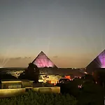 Shadow Pyramids Suites And Jacuzzi