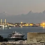Sea View Apartment , In City Center Front Of The Sea F 10
