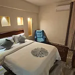 Midpoint Sea View - Families Only