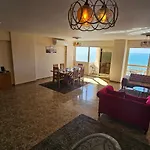 Midpoint Sea View - Families Only