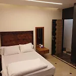Royal Pyramids Inn