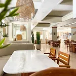 The Breakers Diving And Surfing Lodge