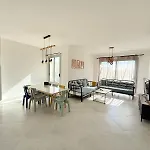 2-Br Chalet Direct To The Pools Einbay Resort
