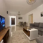 Luxury Inn: 2Br Prime Location In Madinaty B12