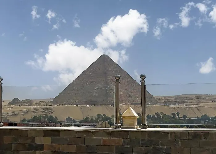 Pyramids Tower View Inn