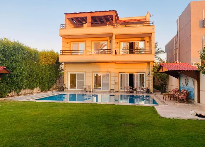 Lovely Villa 5- Bedroom With Overflow Pool With Nice Garden At Green Oasis Resort