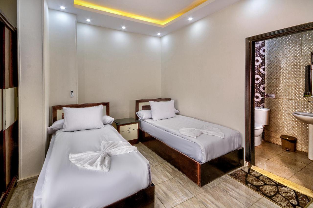 Hotel Tut Pyramids View *