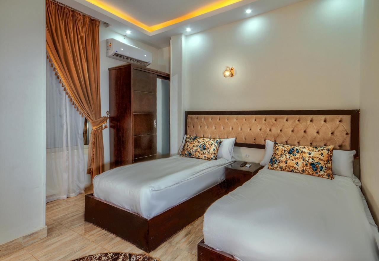 Hotel Tut Pyramids View