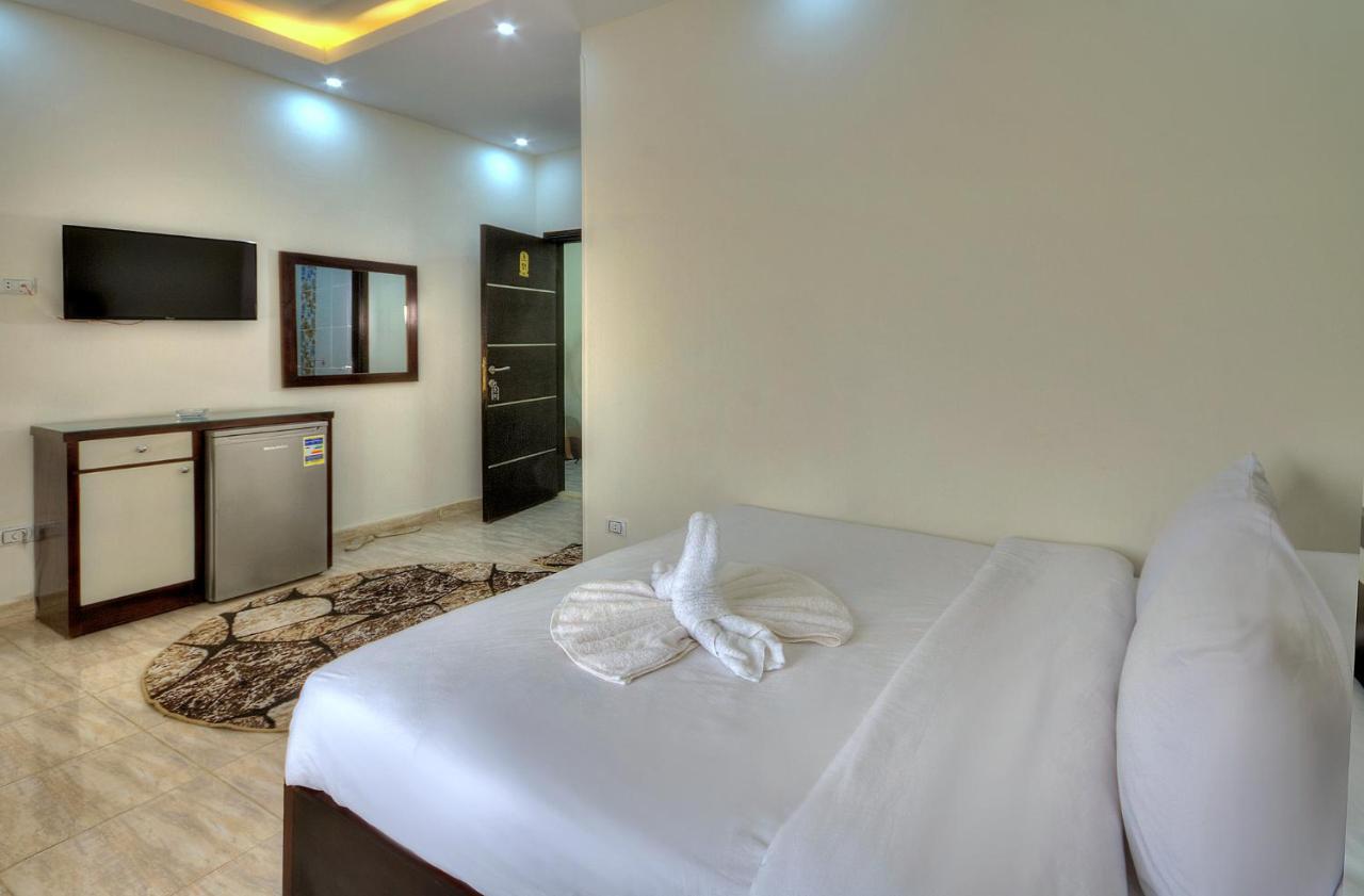 Hotel Tut Pyramids View *
