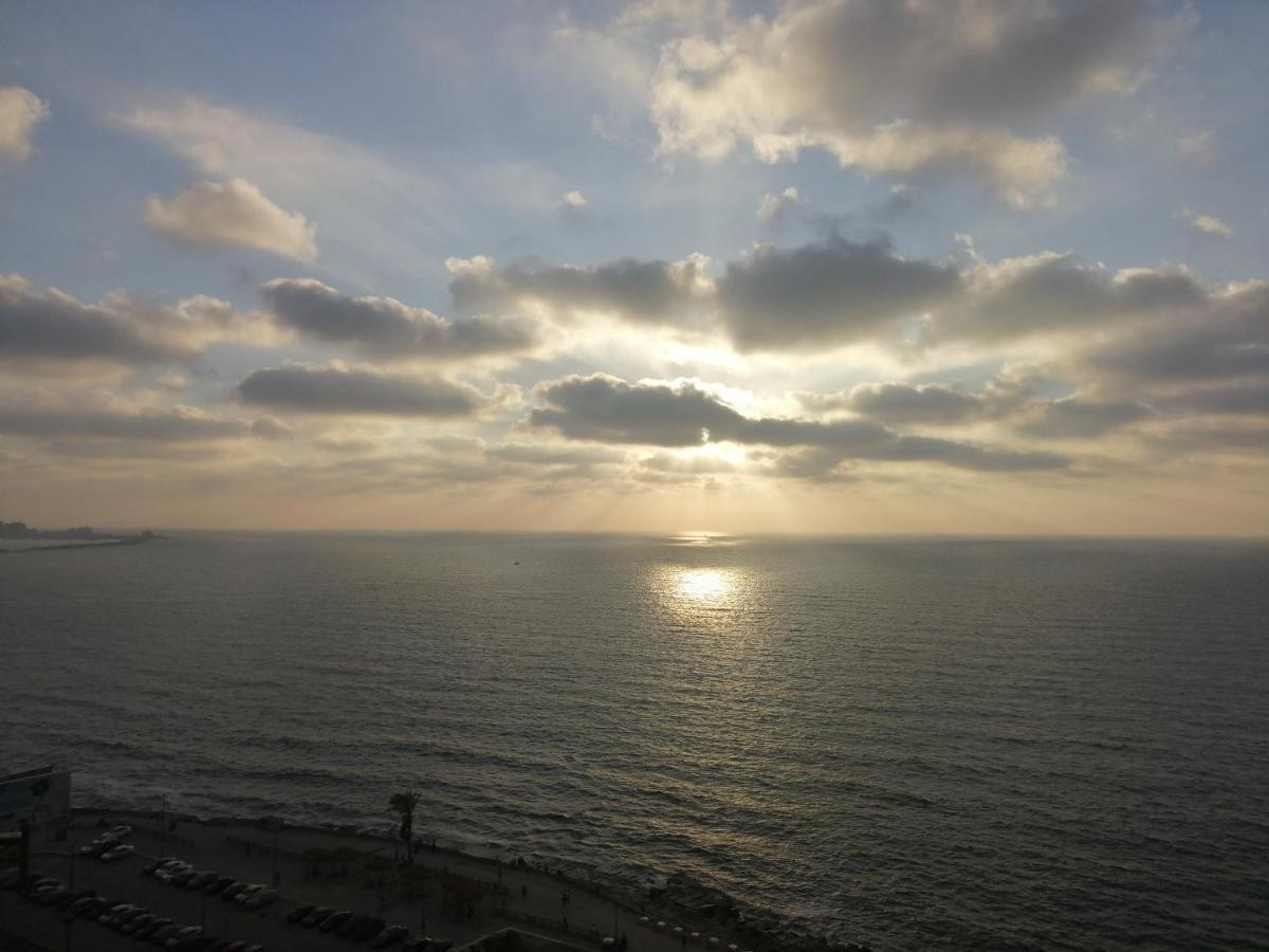 Midpoint Sea View - Families Only