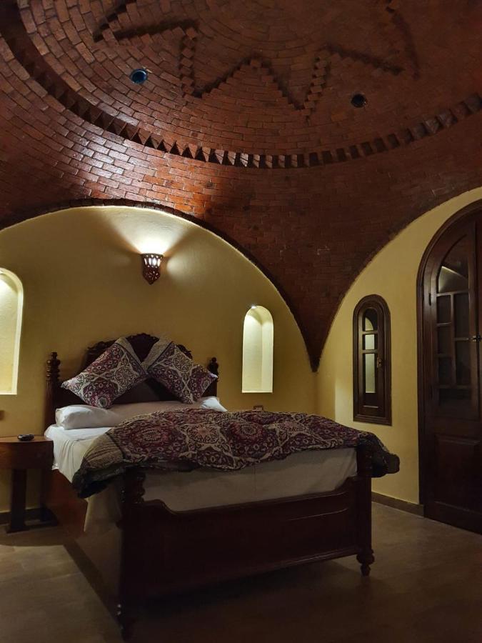 Tunis Palace - *