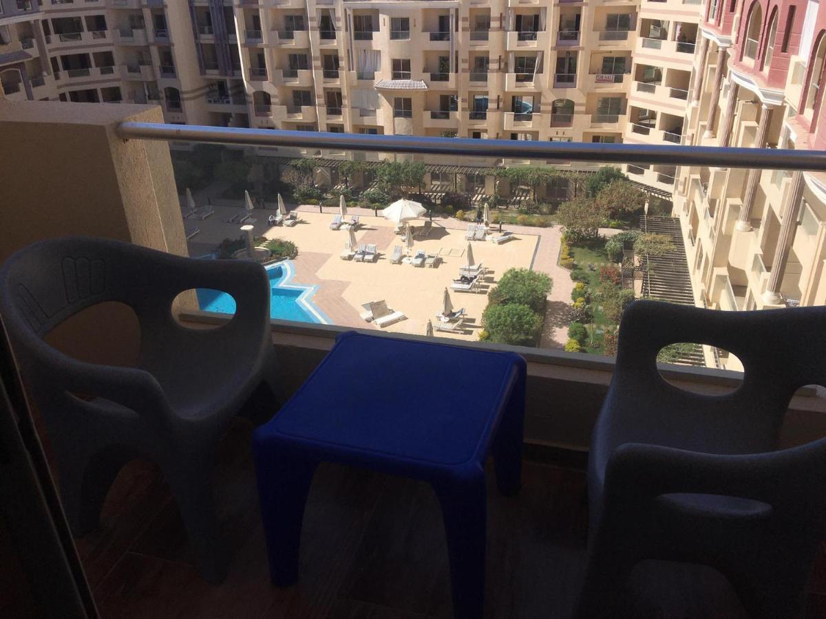 Florenza Khamsin In Pool View