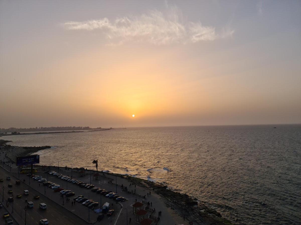 Midpoint Sea View - Families Only Apartament *