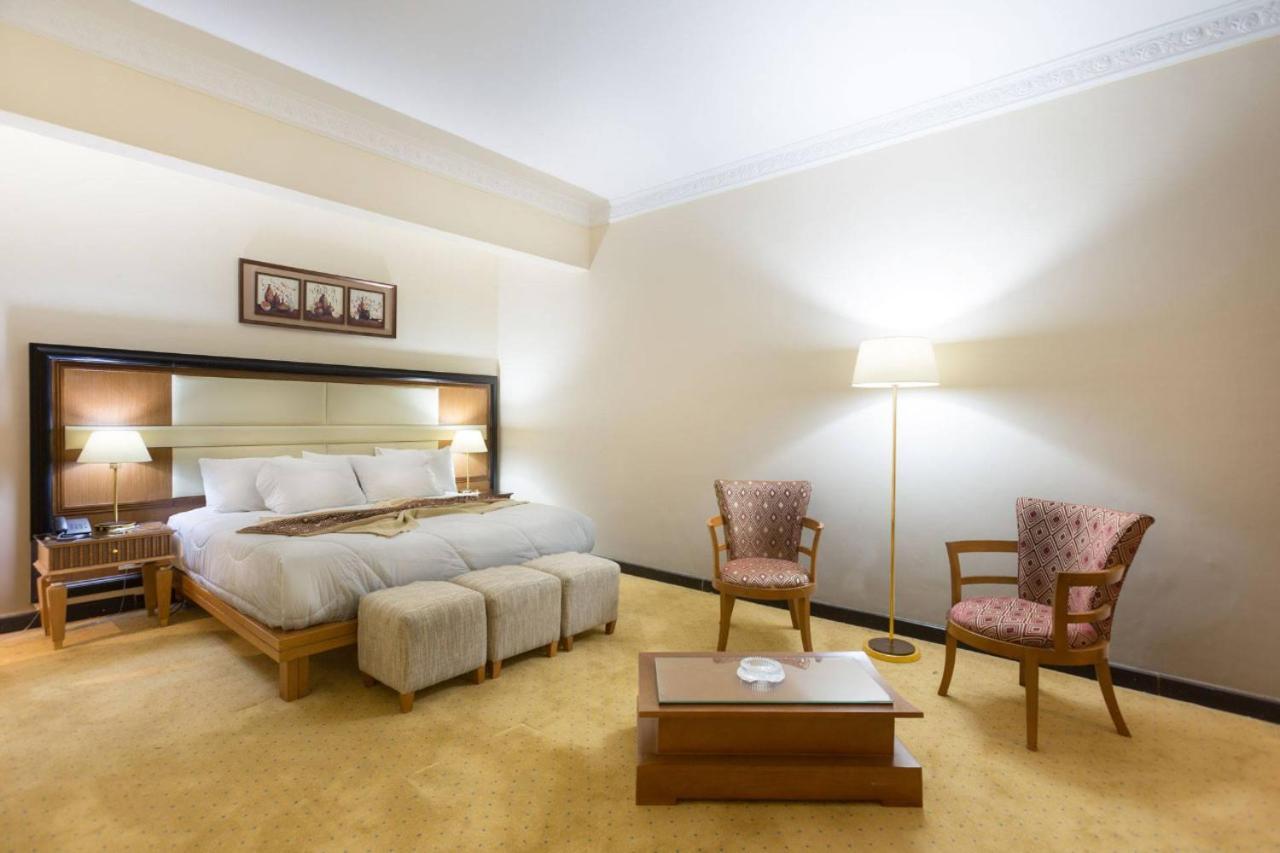 Hotel Chain Luxe Paradise