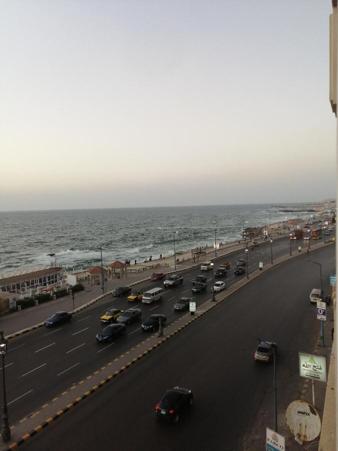 Midpoint Sea View - Families Only Apartament