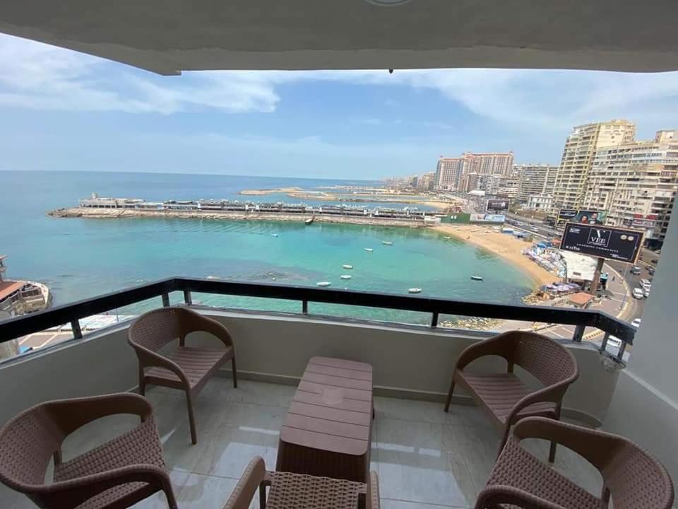 شقةفاخرةبجليم على البحر مباشرة * Alexandria