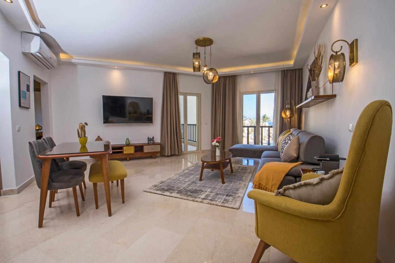 Oskena Azzurra Sahl Hasheesh