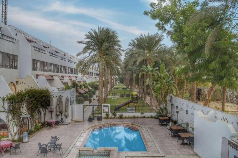 Resort Six Corners Abu Sultan