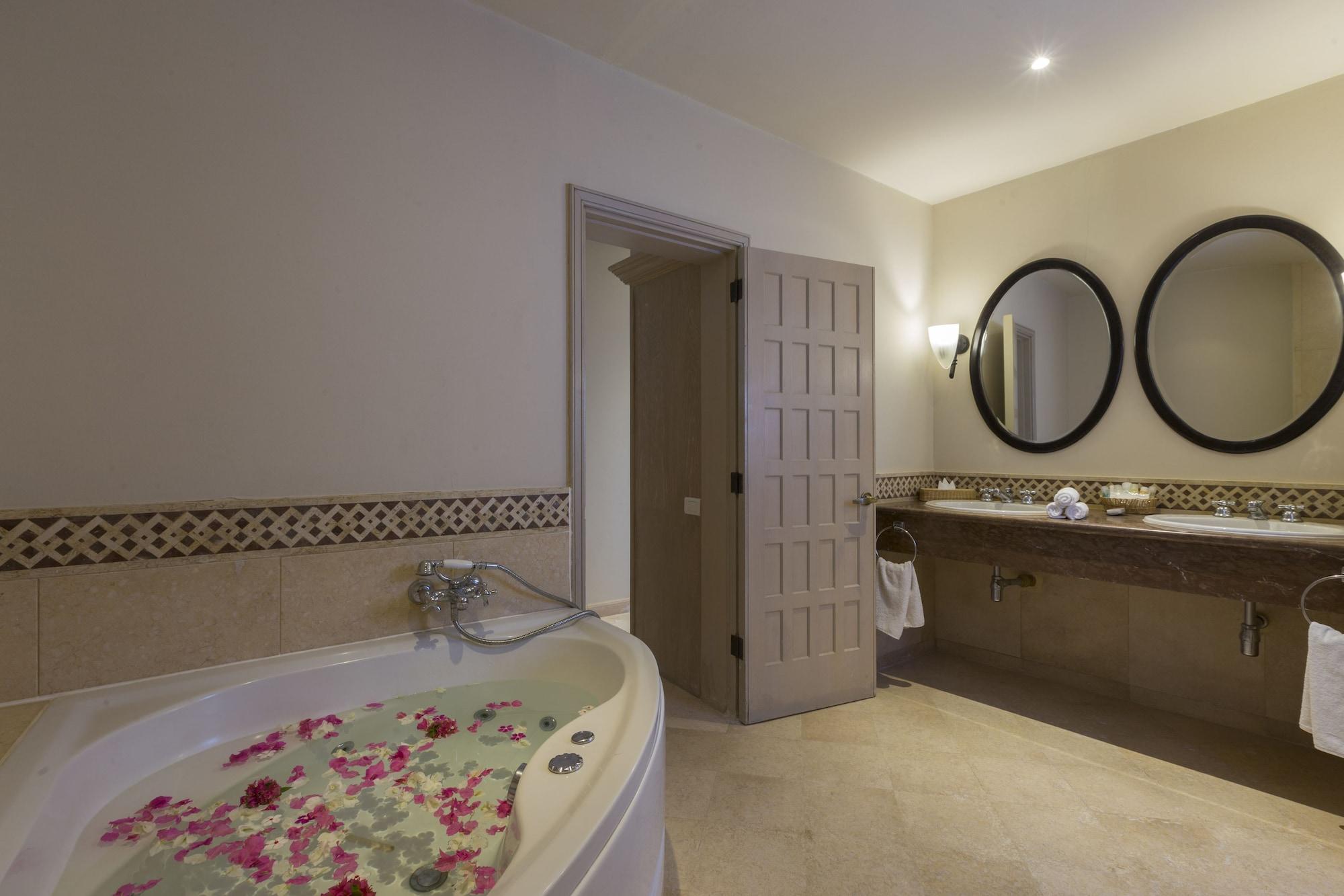 Hotel The Bayview Heights 5*