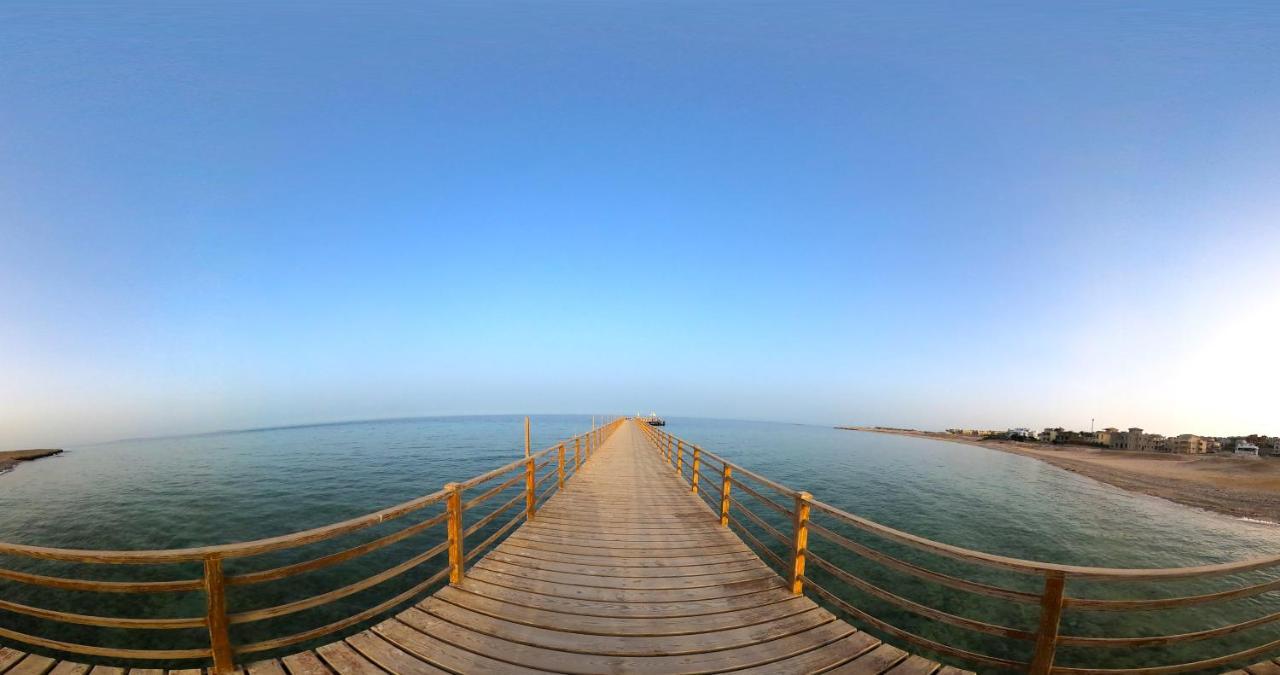 Luxury Seafront Pool - 3 Stories & Roof Floor - Master Bedrooms * Hurgada