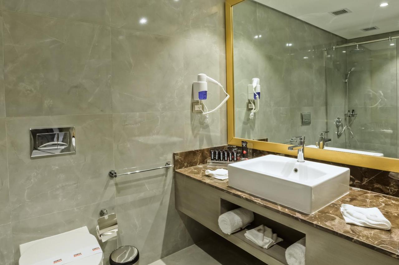 Hotel &