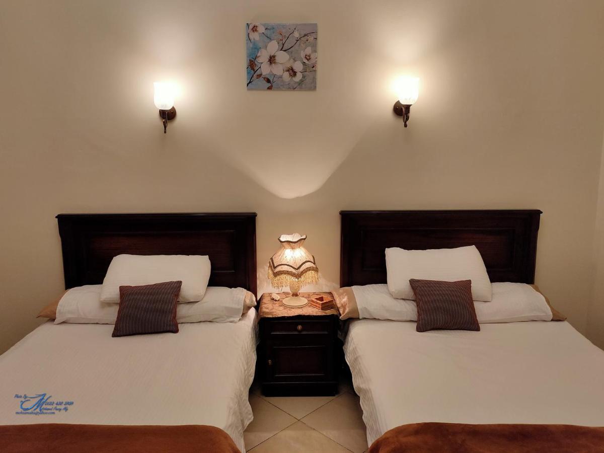 Triomphe Hostel *