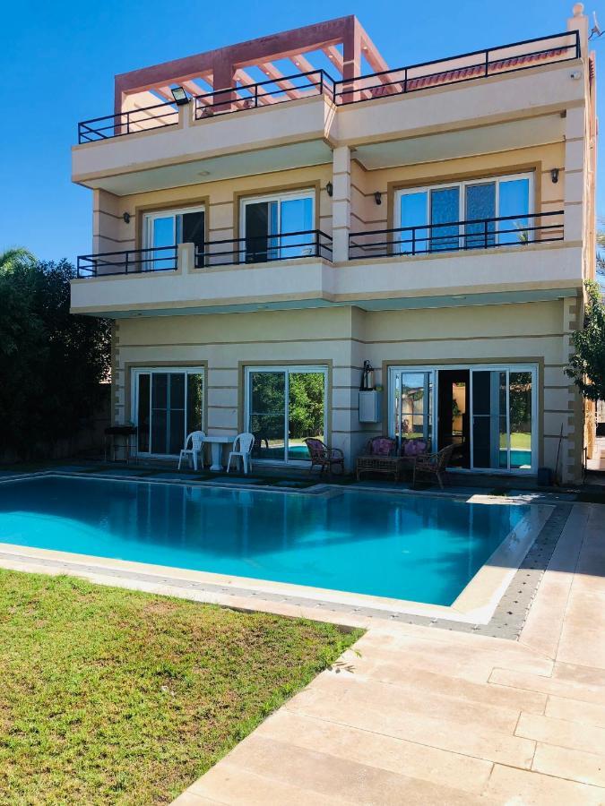 Lovely 5- Bedroom With Overflow Pool With Garden At Oasis *