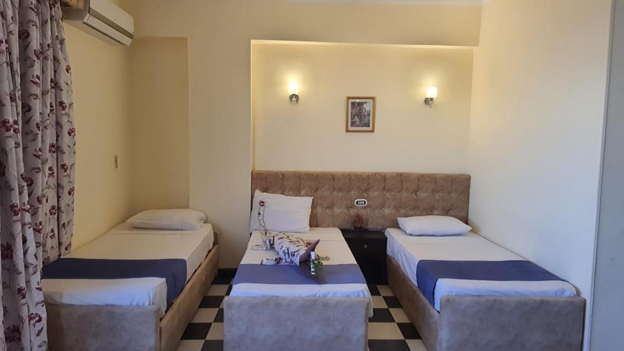 Royal Hotel *