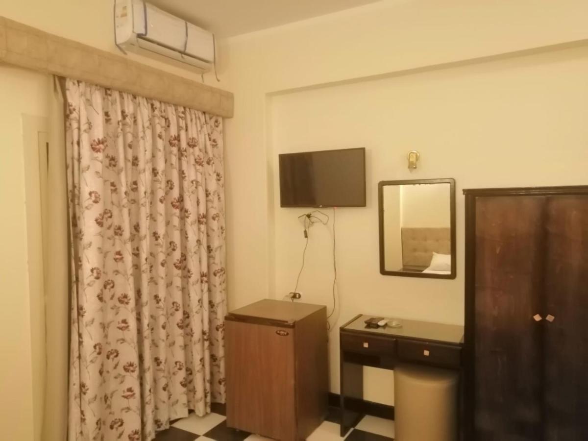 Royal Hotel *