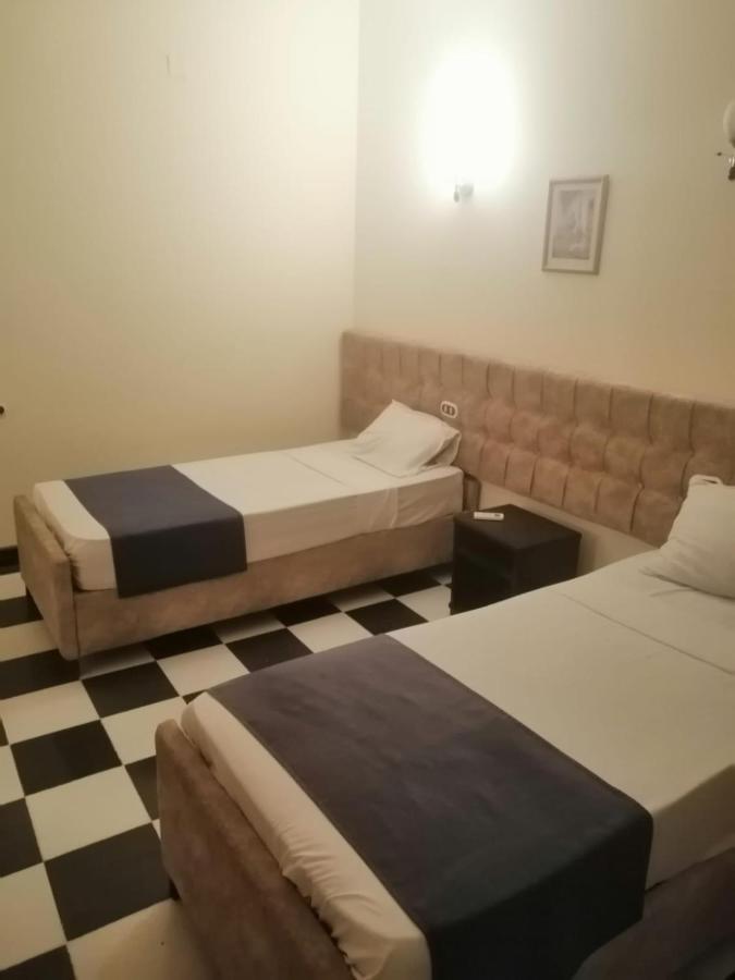 Royal Hotel *