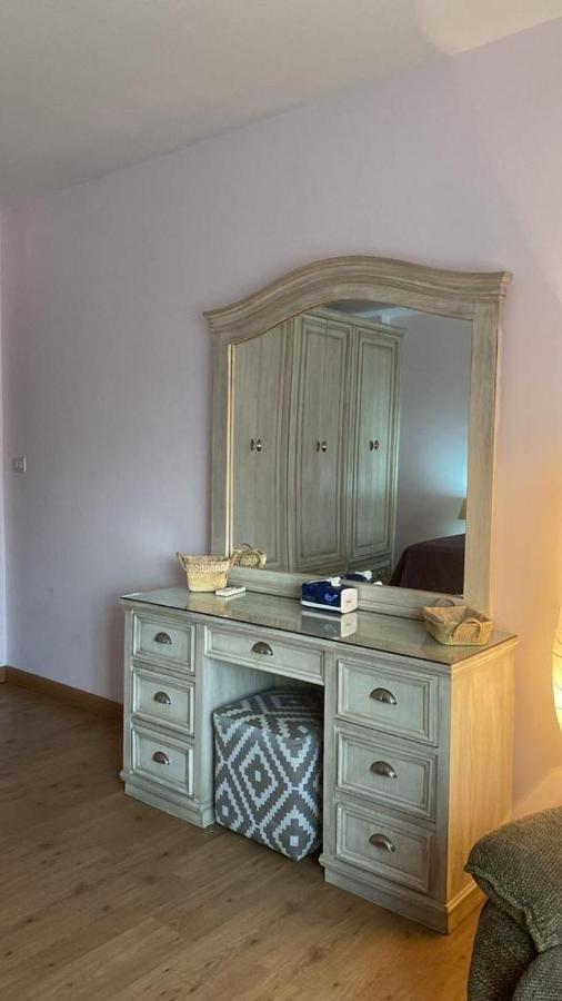 Luxurious 3 Bedroom Rustic Overlooking Huge Garden - For Families And Couples