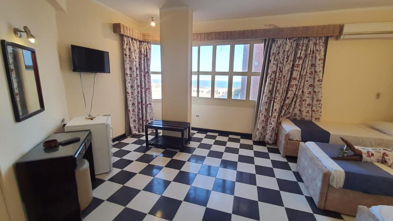 Royal Hotel *
