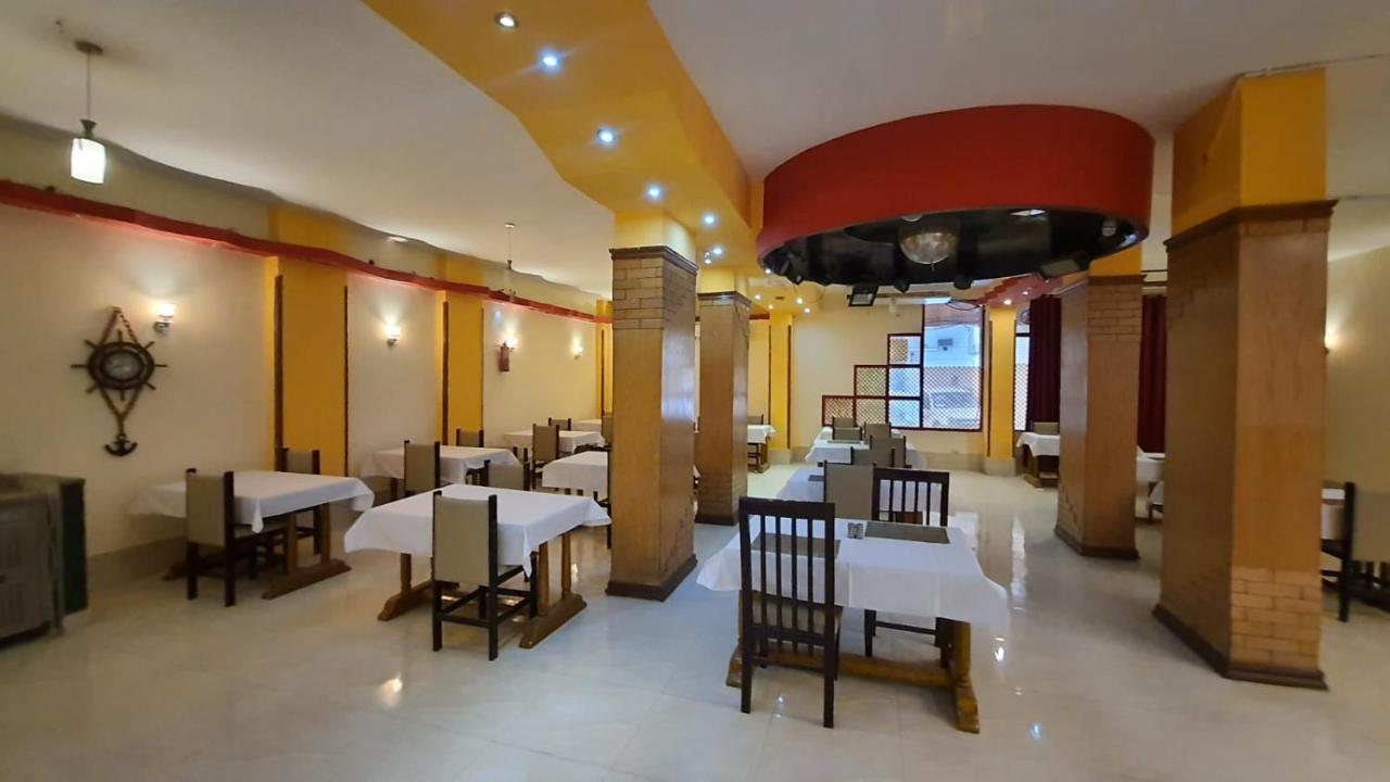 Royal Hotel *